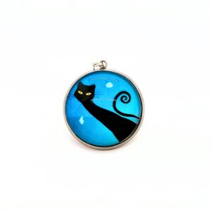 Pendentif chat noir sur fond bleu