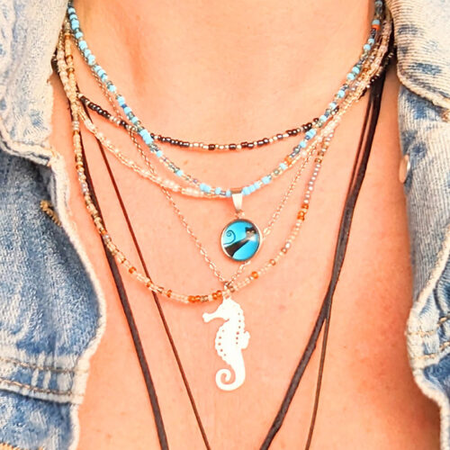 Collier perles rocaille pendentif sur fond bleu collier en perles de rocaille femme La Manche Miniature pendentif