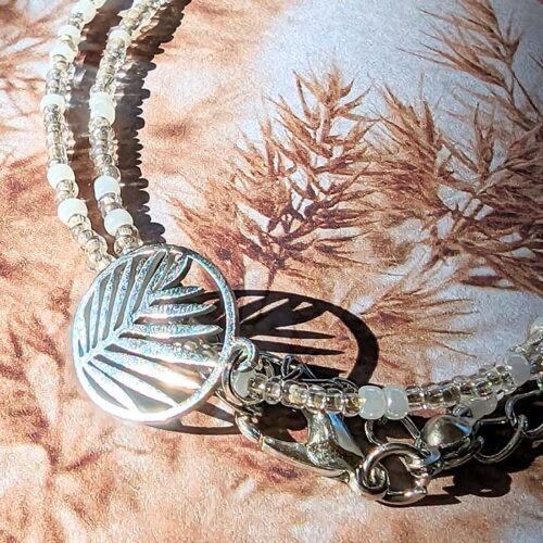 Collier en perles de rocaille - Collier rocaille blanc et pendentif feuille argenté acier inoxydable - Bijoux faits main - La Manche Miniature