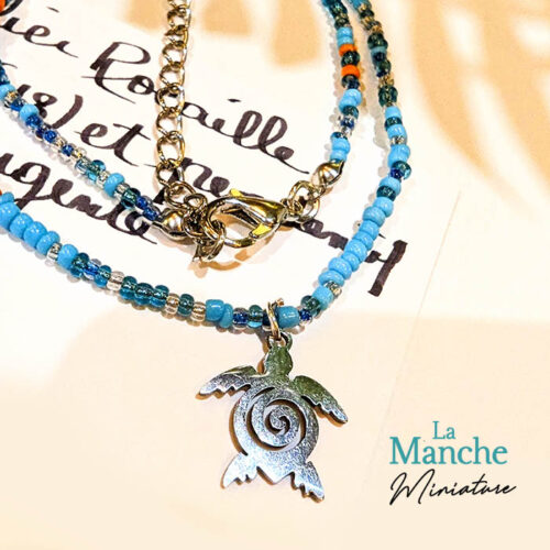 Collier en perles de rocaille - Collier rocaille bleu et pendentif tortue argenté acier inoxydable - Bijoux faits main - La Manche Miniature