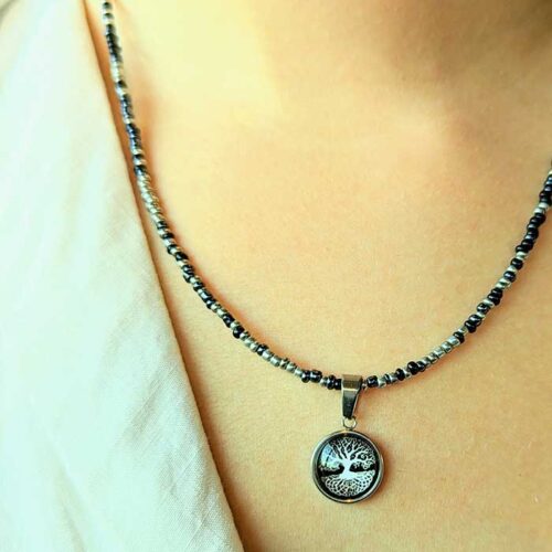 Collier perles rocaille pendentif Arbre de vie blanc sur fond noir collier en perles de rocaille femme La Manche Miniature pendentif spirituel spiritualité arbre de vie