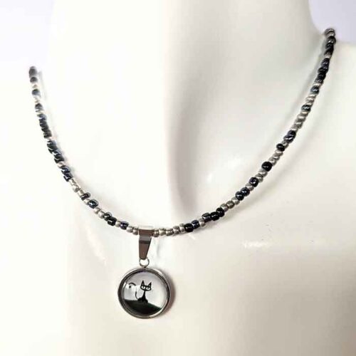Collier perles rocaille pendentif Chat assis collier en perles de rocaille femme La Manche Miniature pendentif chat noir et blanc