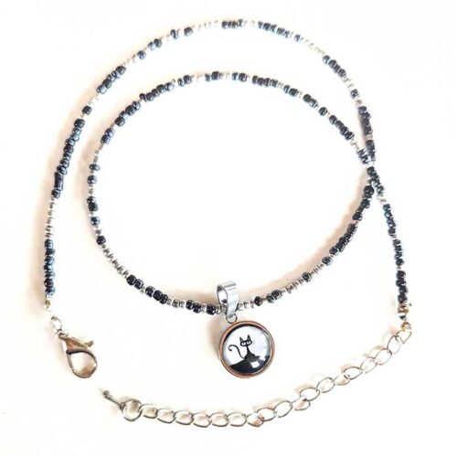 Collier perles rocaille pendentif Chat assis collier en perles de rocaille femme La Manche Miniature pendentif chat noir et blanc