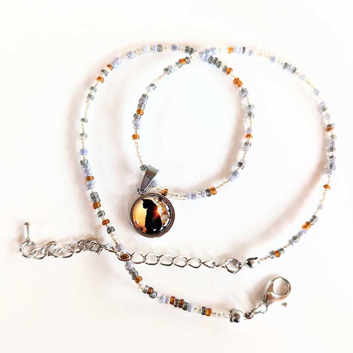 Collier perles rocaille pendentif silhouette chat coucher de soleil collier en perles de rocaille femme La Manche Miniature pendentif chat silhouette orange