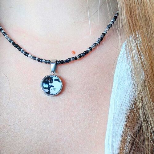 Collier perles rocaille pendentif Chat Yin Yang collier en perles de rocaille femme La Manche Miniature pendentif chat noir et blanc