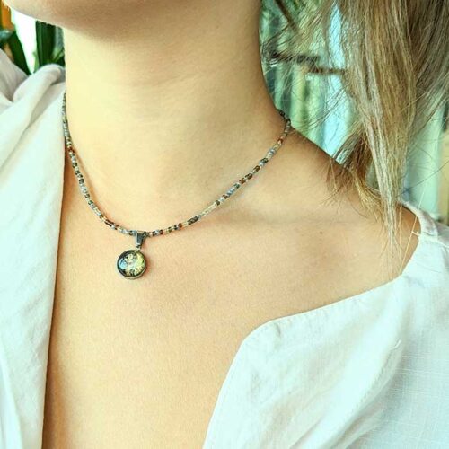 Collier perles rocaille pendentif roses yin-yang marron beige collier en perles de rocaille femme La Manche Miniature pendentif spirituel spiritualité arbre de vie